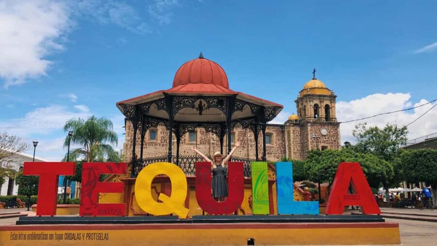From Guadalajara: Tequila Town and Cantaritos El Guero - Getting Picked Up in Guadalajara and Moving by White Van