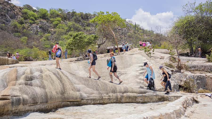 From Oaxaca de Juarez: Hierve el Agua and Mezcal Distillery - Who guides you inside Hierve el Agua (and what it means for English speakers)