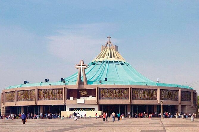 Teotihuacan and Basilica of Guadalupe with mezcal, tequila & handcrafts - Teotihuacán: pyramids, Calzada de los Muertos, and the museum