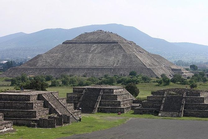 Teotihuacan and Basilica of Guadalupe with mezcal, tequila & handcrafts - Mezcal or tequila tasting and the craft-shop stops