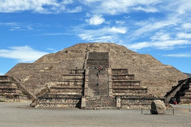 Teotihuacan, Shrine of Guadalupe & Tlatelolco - Lunch at La higuera and local liquor/tequila tasting